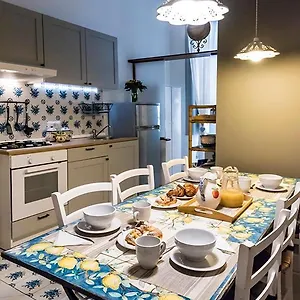 https://la-casa-napoletana.hotels-amalfi.com